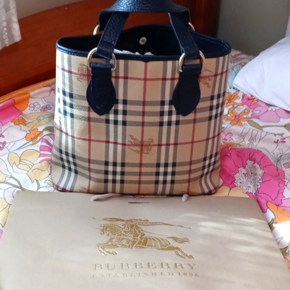 ❤️Burberry Leather Handle Bag❤️ I am the original owner❗Classic Burberry❤️